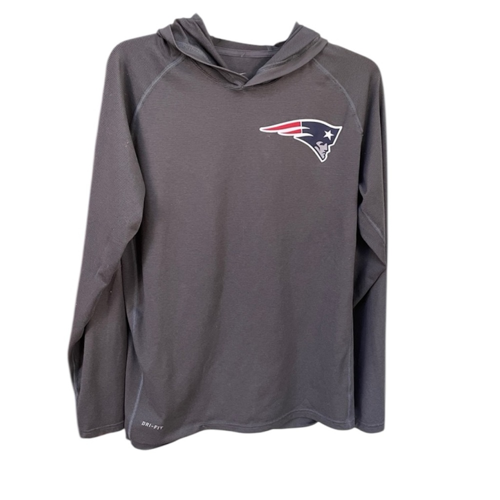 Men's Nike Gray Patriots Sweatshirt with Long Sleeves and Performance Fabric.